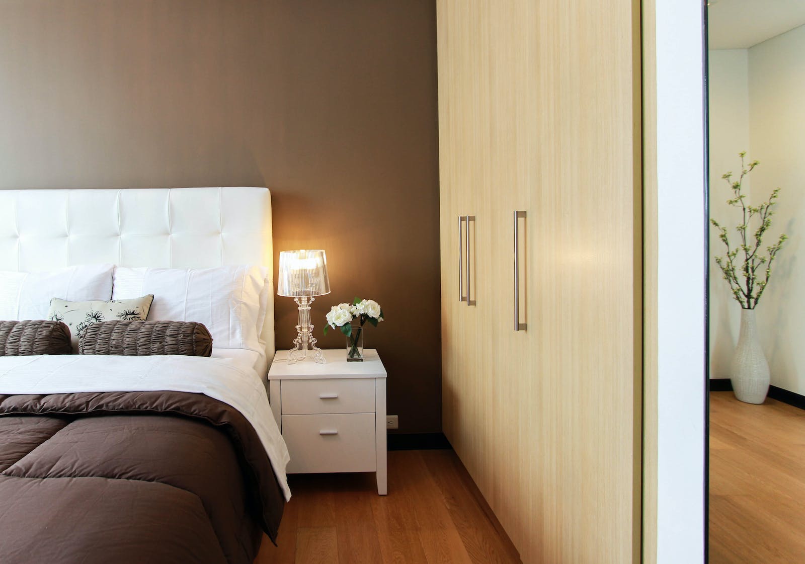 Łóżka tapicerowane - elegancja i komfort w Twojej sypialni